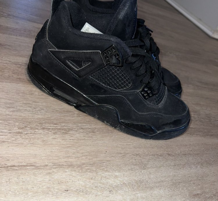 Black Cat Jordan 4