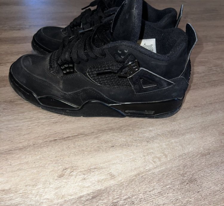 Black Cat Jordan 4