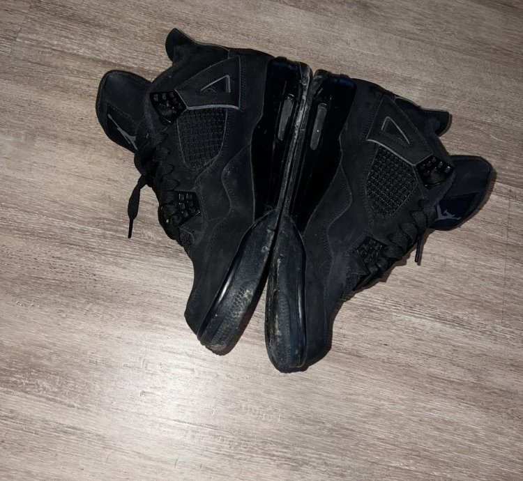 Black Cat Jordan 4
