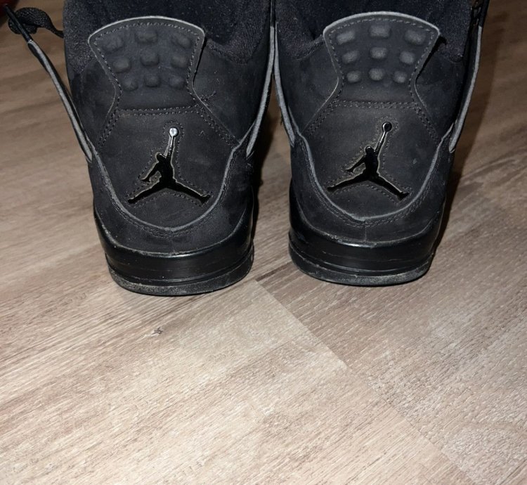 Black Cat Jordan 4
