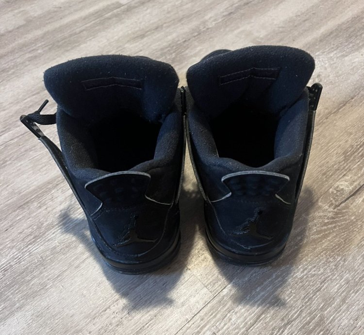 Black Cat Jordan 4