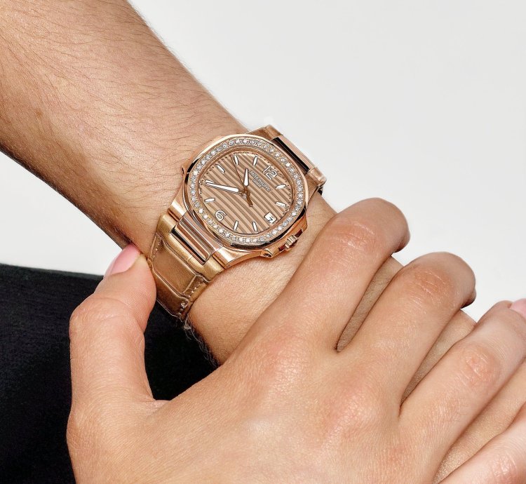 Patek Philippe Nautilus 7010r-012 Ladies Quartz Rose Gold Diamond Bezel