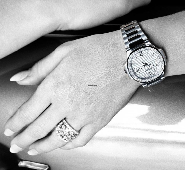 Patek Philippe Nautilus 7118 1200a-010 Ladies Stainless Steel Silver Dial Diamond Bezel 2024