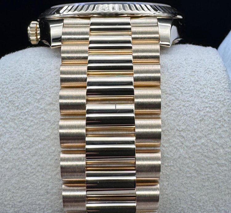 Rolex Day-date 40 Green Roman Dial Unworn