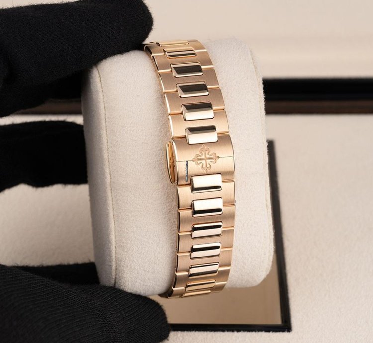 Patek Philippe Nautilus 7118 1200r-010 18k Rose Gold Golden Brown Opaline Dial 35 Mm