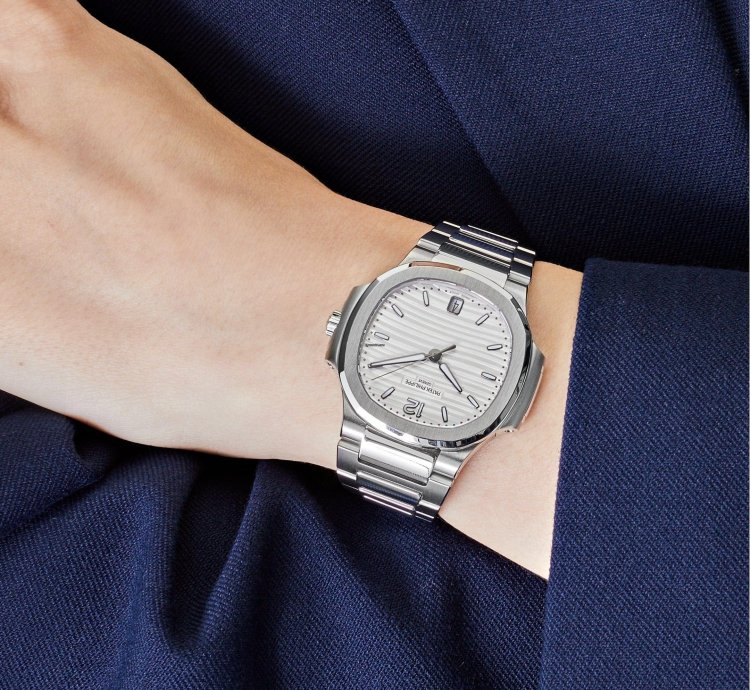 Patek Philippe Nautilus 7118 1a-010 Stainless Steel Silvery Opaline Dial 2019