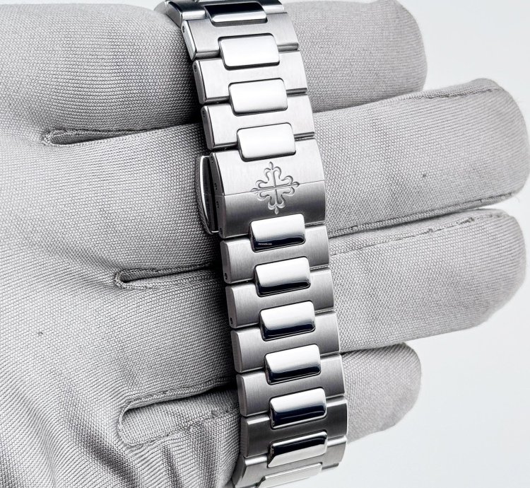 Patek Philippe Nautilus 7118 1a-010 Stainless Steel Silvery Opaline Dial 2022