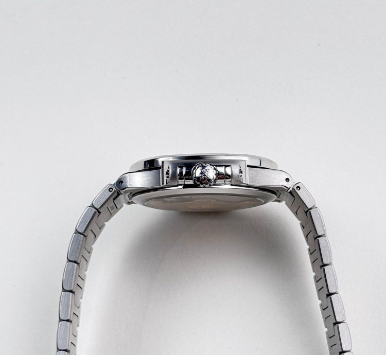 Patek Philippe Nautilus 7118 1a-010 Stainless Steel Silvery Opaline Dial 2022