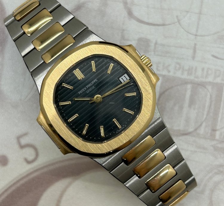 Patek Philippe Nautilus Blue Dial - 18kt Yellow Gold Steel - Ref 3800 - Year 1992