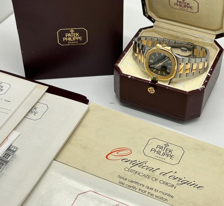 Patek Philippe Nautilus Blue Dial - 18kt Yellow Gold Steel - Ref 3800 - Year 1992