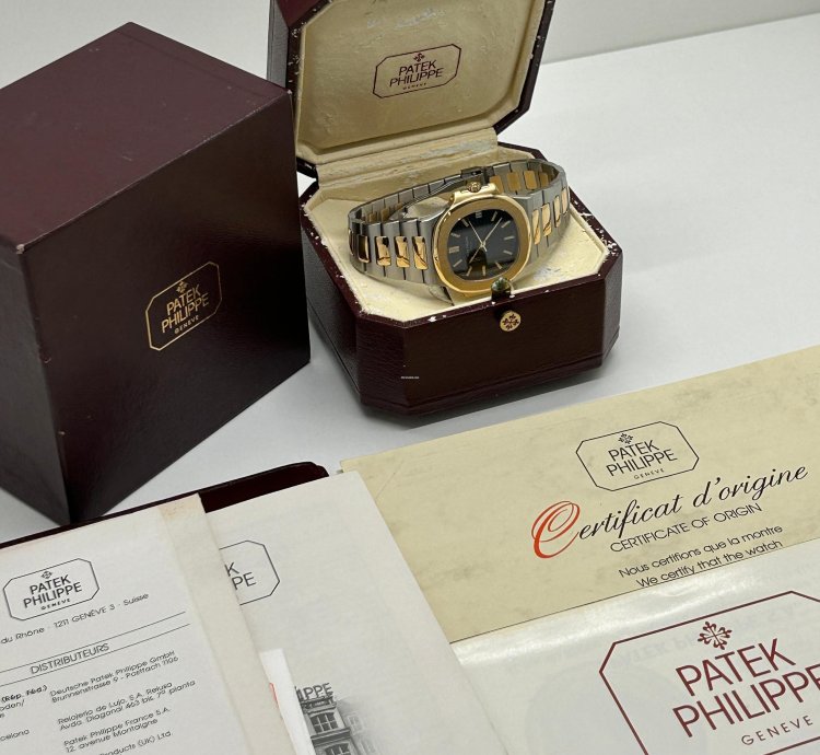 Patek Philippe Nautilus Blue Dial - 18kt Yellow Gold Steel - Ref 3800 - Year 1992