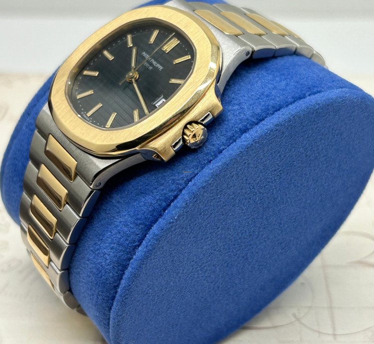 Patek Philippe Nautilus Blue Dial - 18kt Yellow Gold Steel - Ref 3800 - Year 1992