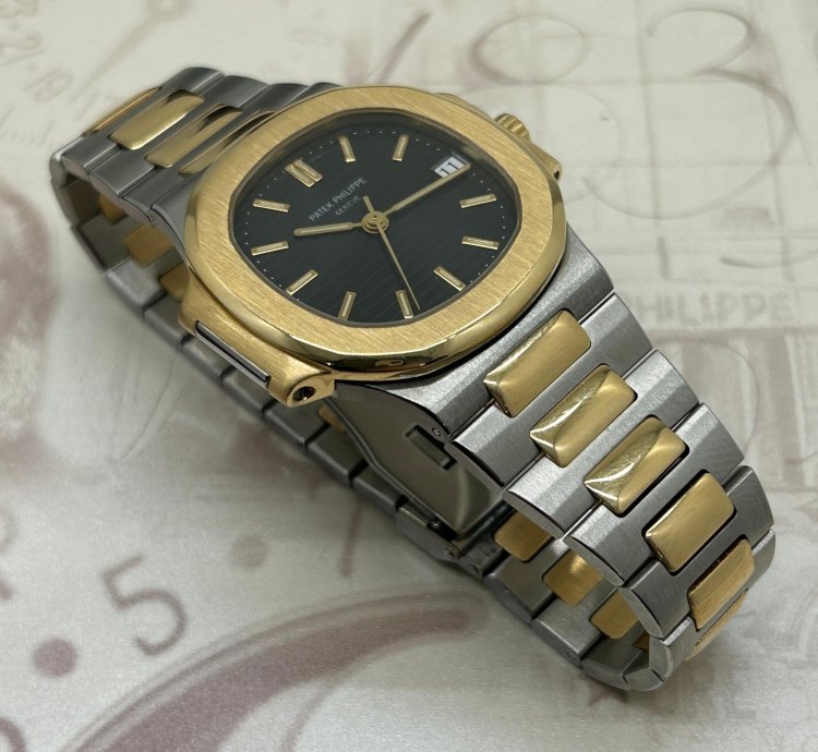 Patek Philippe Nautilus Blue Dial - 18kt Yellow Gold Steel - Ref 3800 - Year 1992