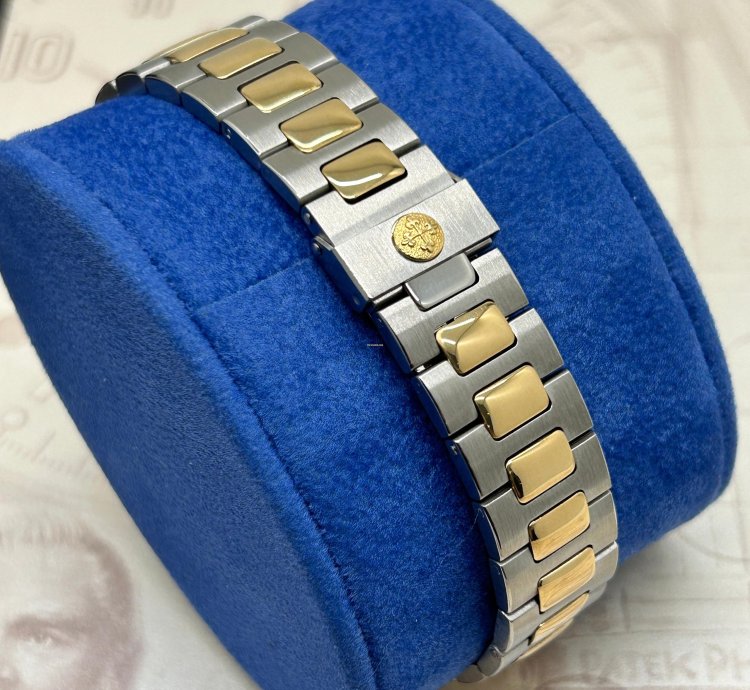 Patek Philippe Nautilus Blue Dial - 18kt Yellow Gold Steel - Ref 3800 - Year 1992