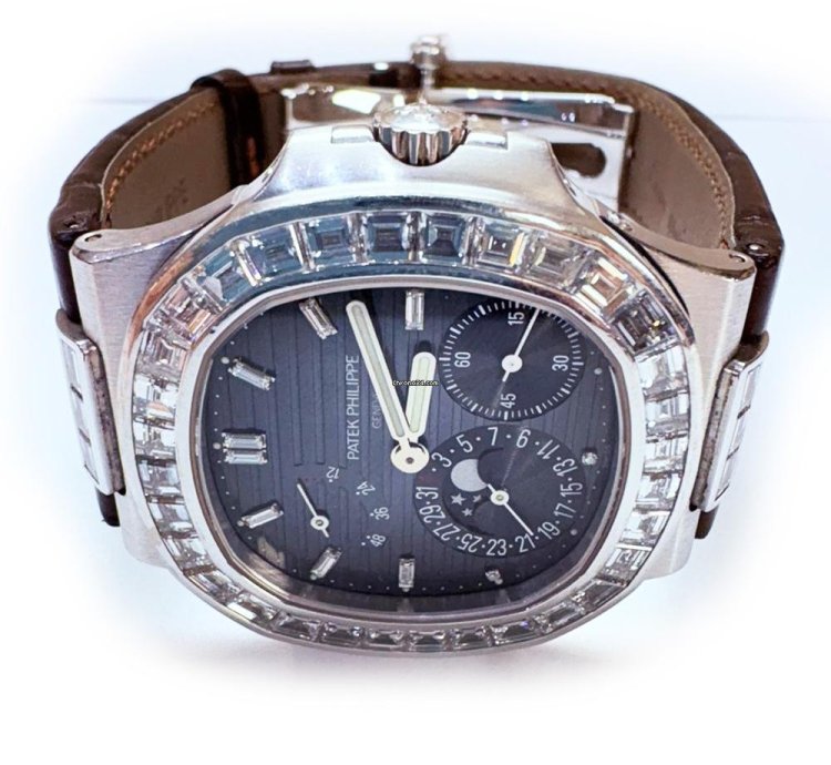 Patek Philippe Nautilus Blue Diamond Dial 5724g-001