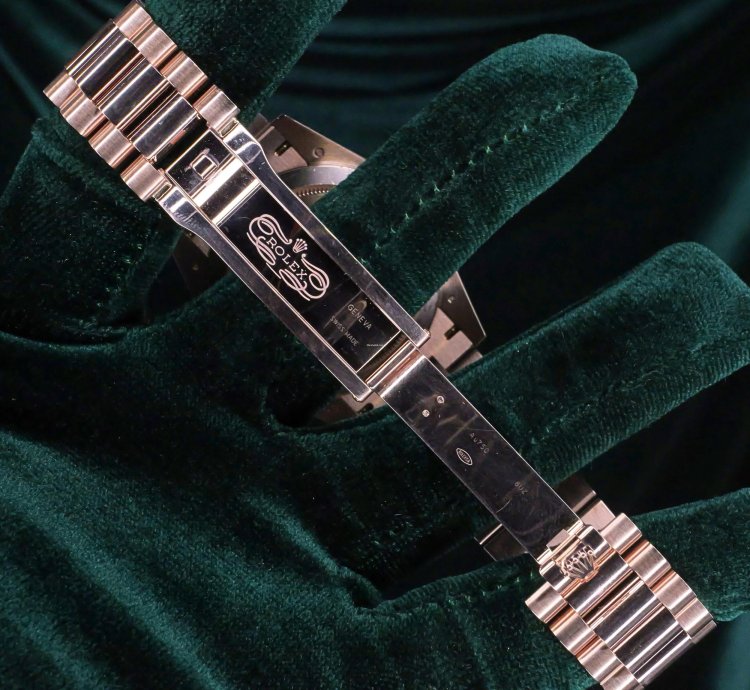 Rolex Day-date 40 Mint Complete Set Day-date 40 Green Dial Rose Gold Diamond Bezel 228345rbr