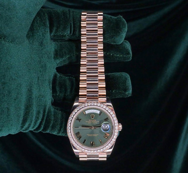 Rolex Day-date 40 Mint Complete Set Day-date 40 Green Dial Rose Gold Diamond Bezel 228345rbr