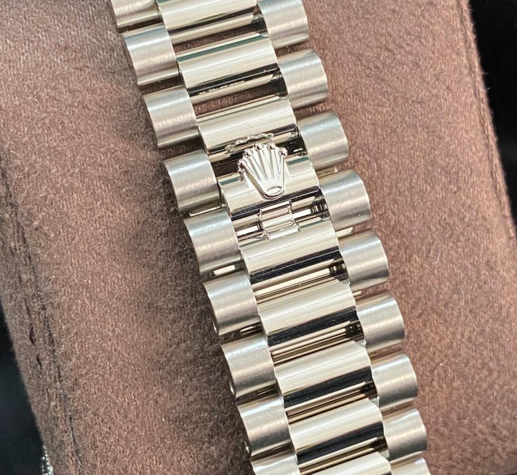 Rolex Day-date 40 New 2023 Day-date 40 President White Gold Olive Green Dial Factory Diamond Bezel 228349rbr
