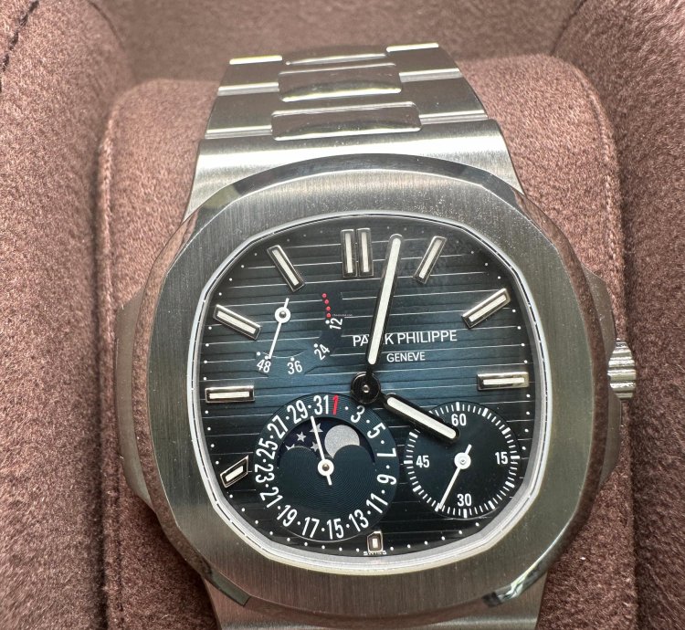 Patek Philippe Nautilus Complete Patek Philippe Nautilus 5712 1a
