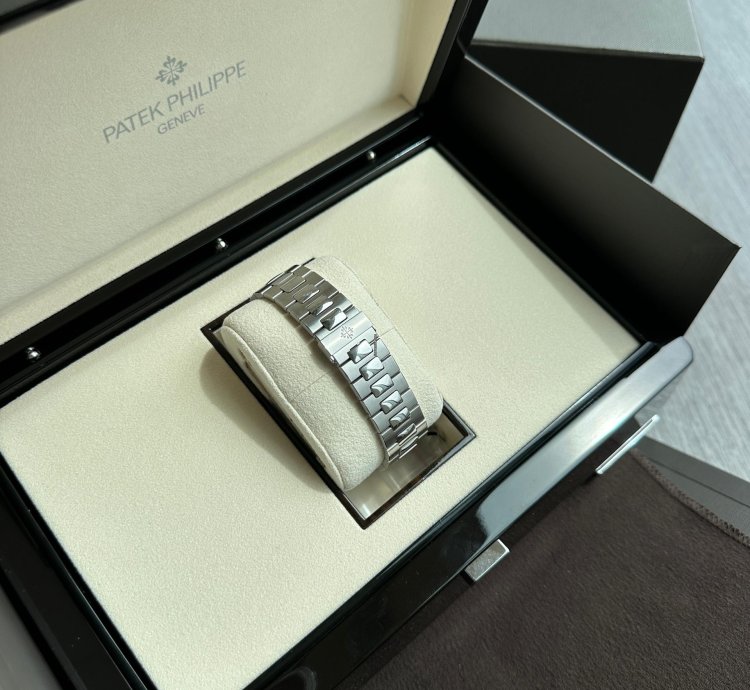 Patek Philippe Nautilus Complete Patek Philippe Nautilus 5712 1a