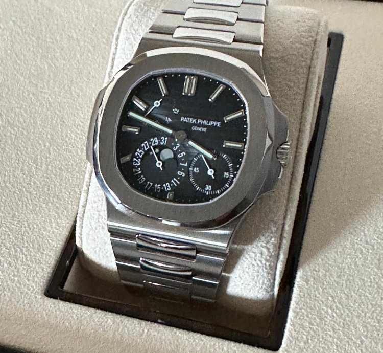 Patek Philippe Nautilus Complete Patek Philippe Nautilus 5712 1a