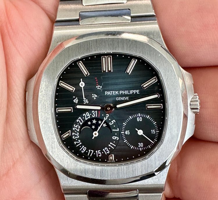 Patek Philippe Nautilus Complete Patek Philippe Nautilus 5712 1a