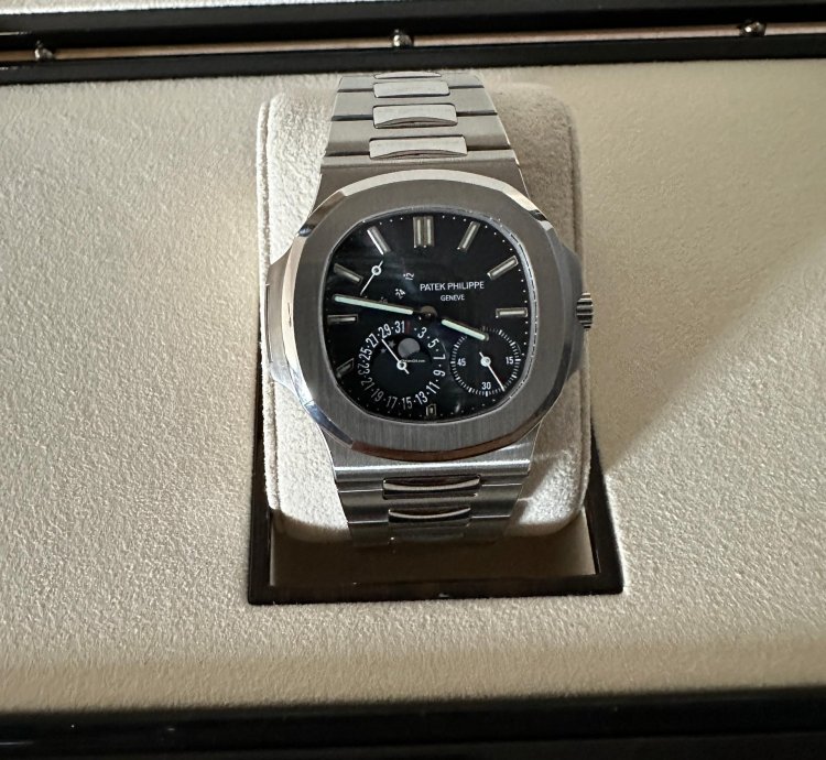 Patek Philippe Nautilus Complete Patek Philippe Nautilus 5712 1a