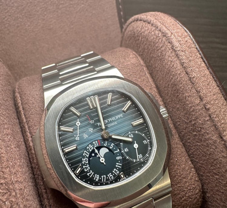Patek Philippe Nautilus Complete Patek Philippe Nautilus 5712 1a