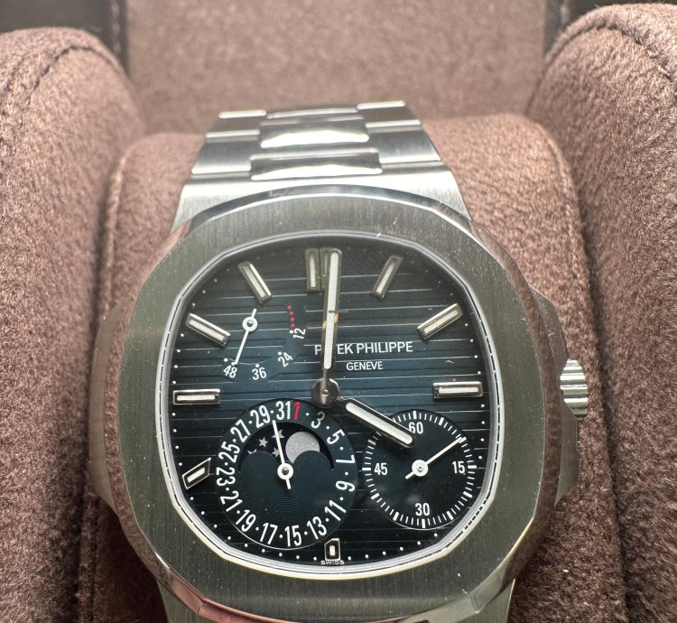 Patek Philippe Nautilus Complete Patek Philippe Nautilus 5712 1a