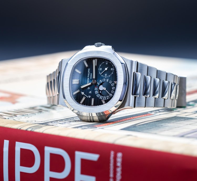 Patek Philippe Nautilus Complete Set Moon Phase Stainless Steel 40mm 5712 1a