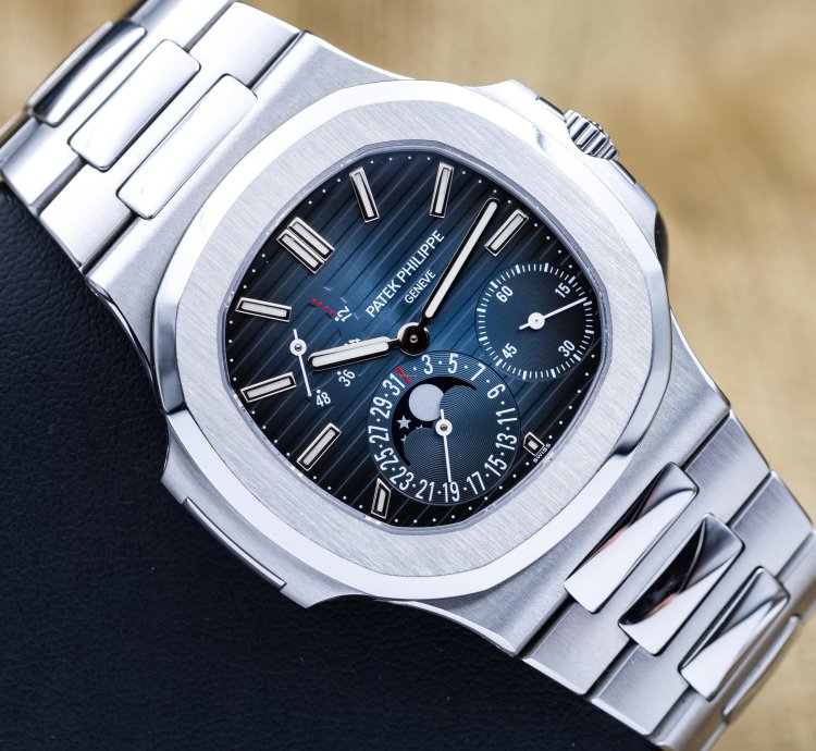 Patek Philippe Nautilus Complete Set Moon Phase Stainless Steel 40mm 5712 1a