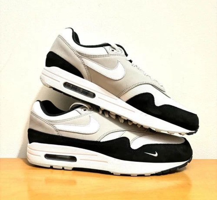 1 1 Nike Air Max 1 87 Black White