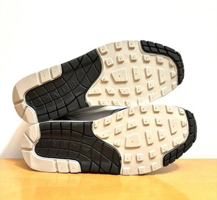 1 1 Nike Air Max 1 87 Black White