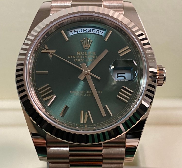 Rolex Day-date 40 New 2024 Unworn Day-date 40 President Rose Gold Olive Green Roman Dial 228235 Full Set