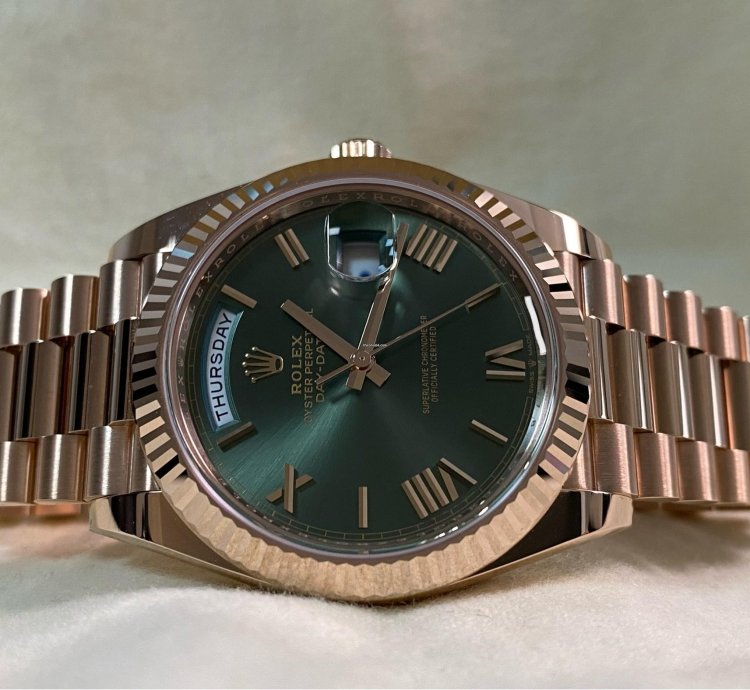 Rolex Day-date 40 New 2024 Unworn Day-date 40 President Rose Gold Olive Green Roman Dial 228235 Full Set
