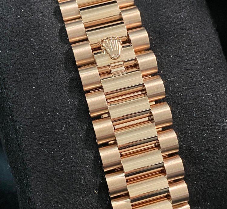 Rolex Day-date 40 New 2024 Unworn Day-date 40 President Rose Gold Olive Green Roman Dial 228235 Full Set
