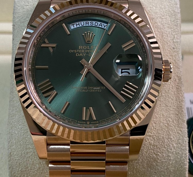 Rolex Day-date 40 New 2024 Unworn Day-date 40 President Rose Gold Olive Green Roman Dial 228235 Full Set