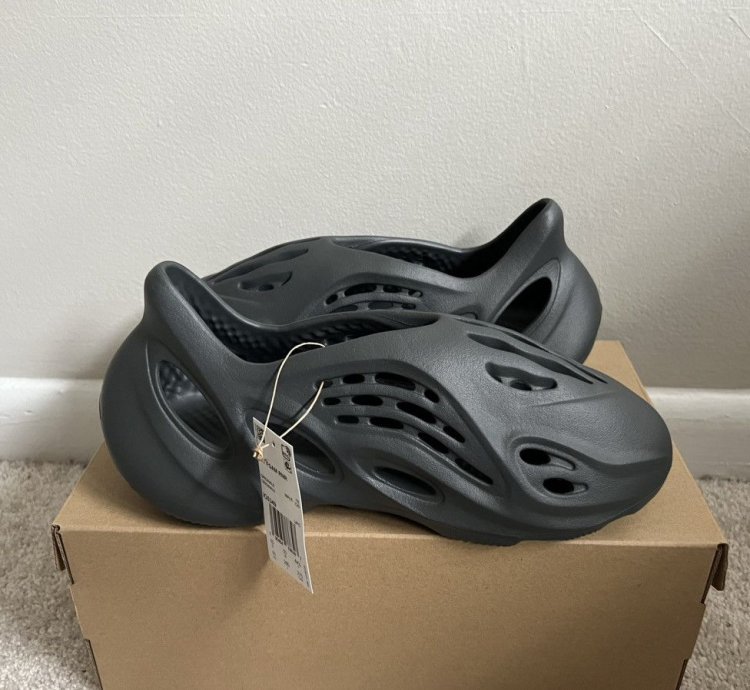 100 Authentic Adidas Yeezy Foam Rnr Carbon Size 10 Ig5349