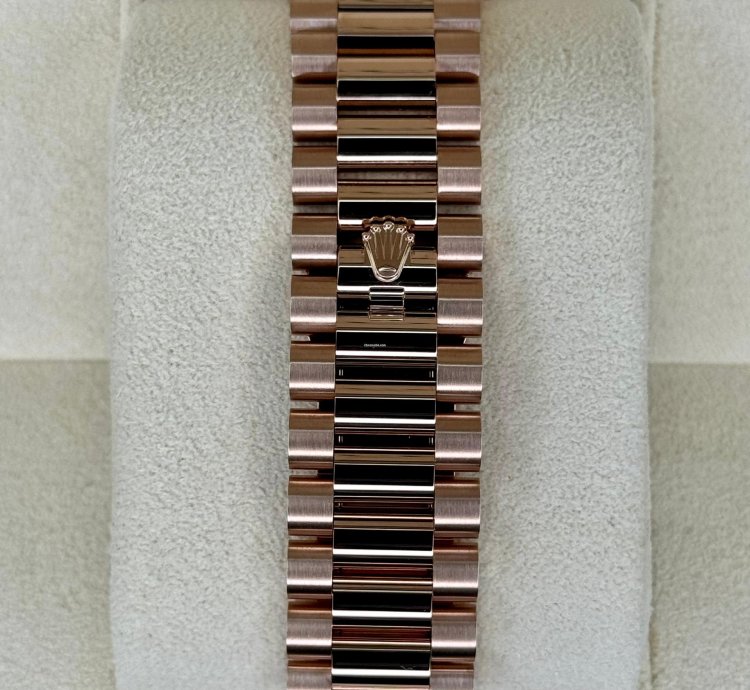 Rolex Day-date 40 New 2025 Day-date 40mm 228235 Presidential Rose Gold Mop Diamond Baguette Dial