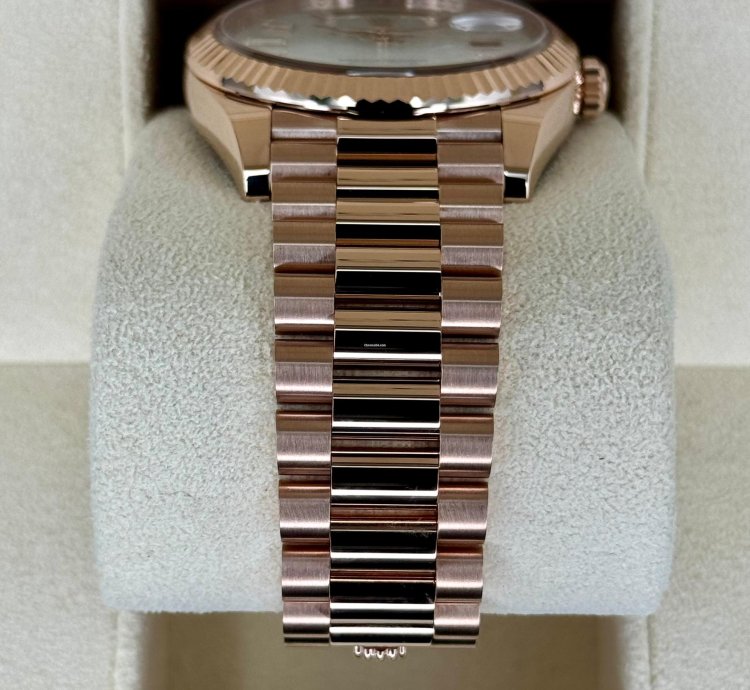 Rolex Day-date 40 New 2025 Day-date 40mm 228235 Presidential Rose Gold Mop Diamond Baguette Dial