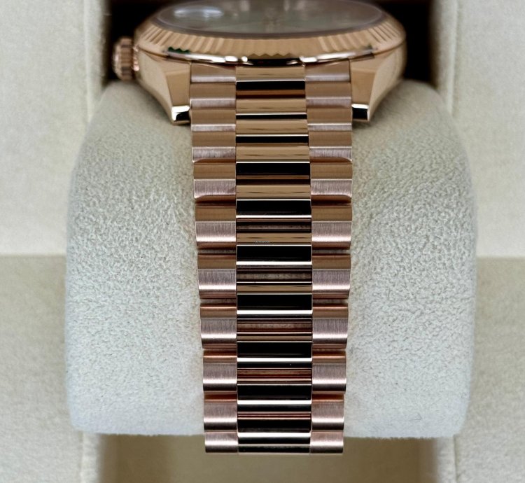 Rolex Day-date 40 New 2025 Day-date 40mm 228235 Presidential Rose Gold Mop Diamond Baguette Dial