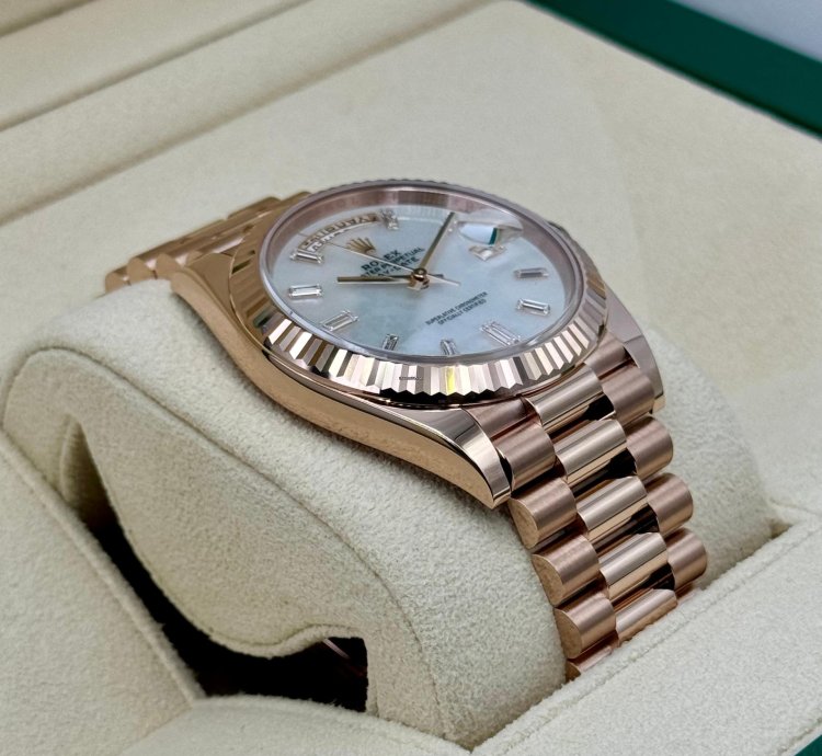 Rolex Day-date 40 New 2025 Day-date 40mm 228235 Presidential Rose Gold Mop Diamond Baguette Dial