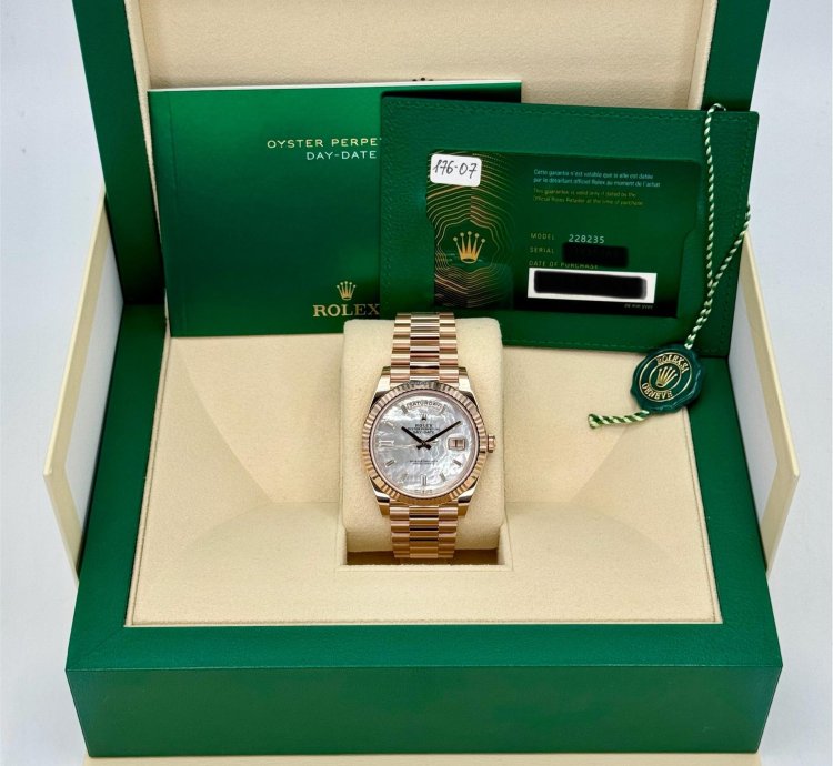 Rolex Day-date 40 New 2025 Day-date 40mm 228235 Presidential Rose Gold Mop Diamond Baguette Dial