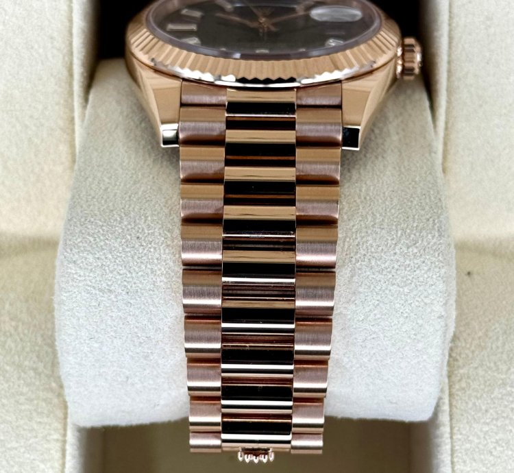 Rolex Day-date 40 New 2025 Day-date 40mm 228235 Rose Gold Chocolate Baguette Dial