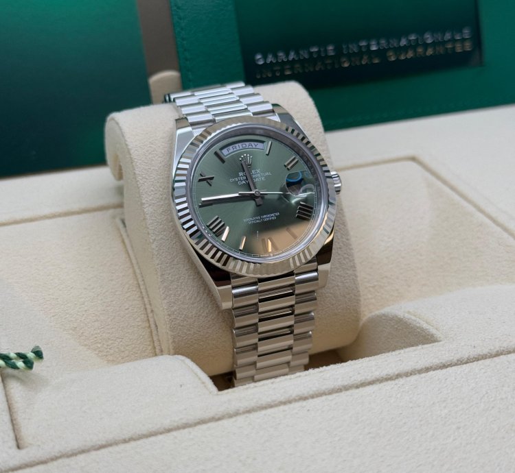 Rolex Day-date 40 New 2025 Olive Green Roman Dial Fluted Bezel Platinum President Bracelet