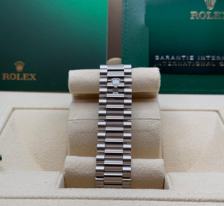 Rolex Day-date 40 New 2025 Olive Green Roman Dial Fluted Bezel Platinum President Bracelet