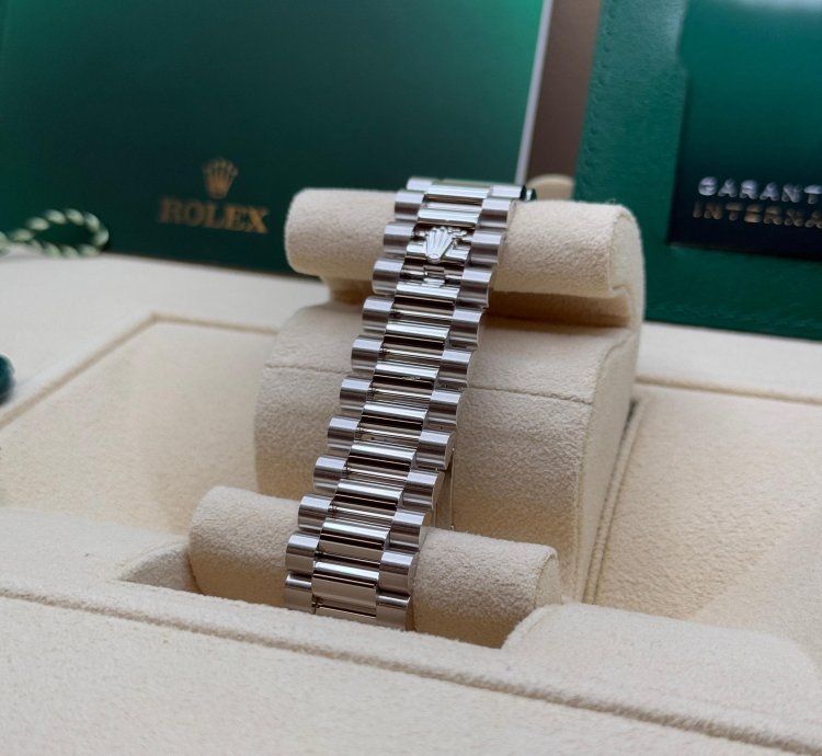 Rolex Day-date 40 New 2025 Olive Green Roman Dial Fluted Bezel Platinum President Bracelet