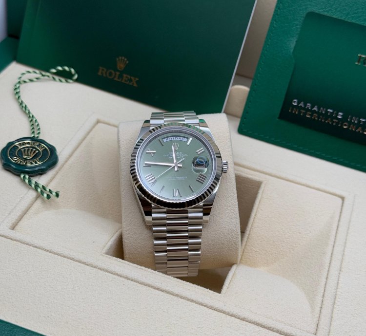 Rolex Day-date 40 New 2025 Olive Green Roman Dial Fluted Bezel Platinum President Bracelet