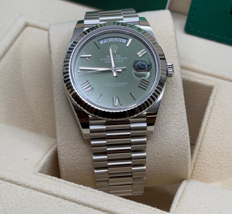 Rolex Day-date 40 New 2025 Olive Green Roman Dial Fluted Bezel Platinum President Bracelet