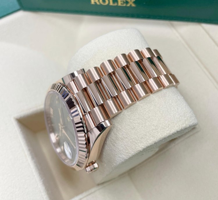 Rolex Day-date 40 New Day-date 40mm 228235 Rose Gold Fluted Olive Green Roman Dial Presidential